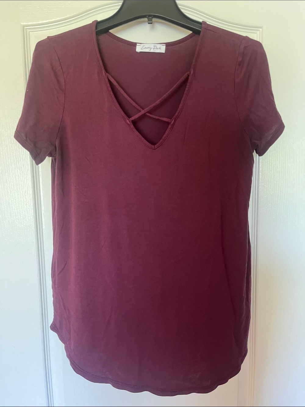 emory park Crisscross V-Neck Short Sleeve Tee in Plum